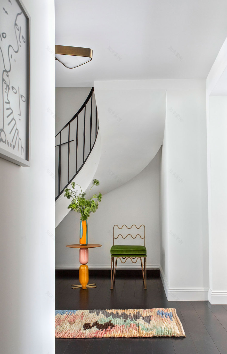 纽约明亮黑白公寓的彩色魅力-2