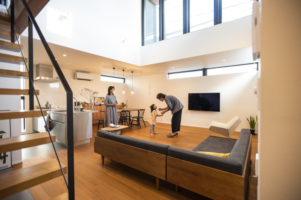 陽光が降り注ぐ　中央に設けた吹き抜けが家族の一体感を生み出す | Family | 100%LiFE-14