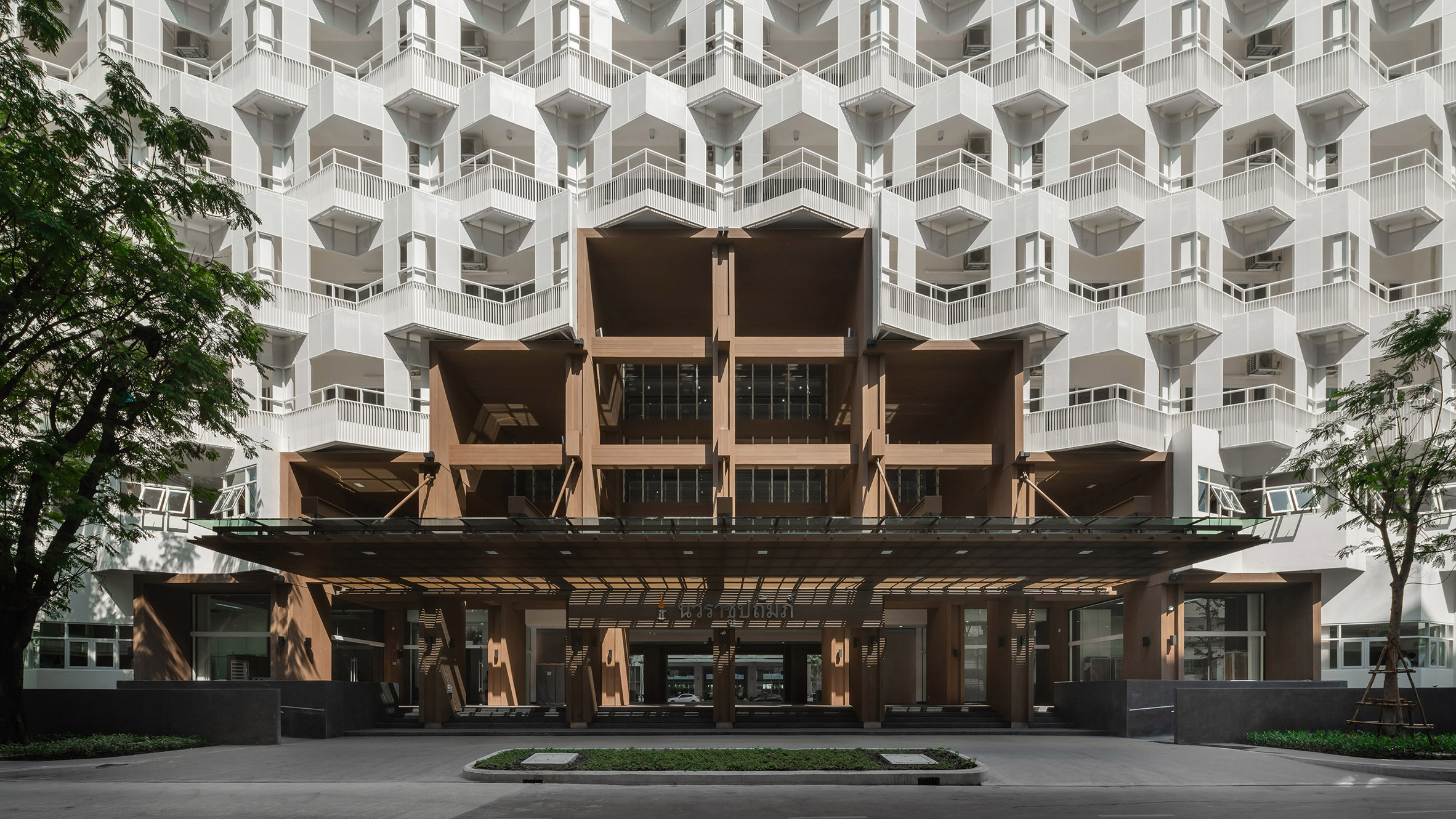 泰国 Plan Architect 设计的护士公寓大楼，巧妙的 zigzag 造型保护隐私-0