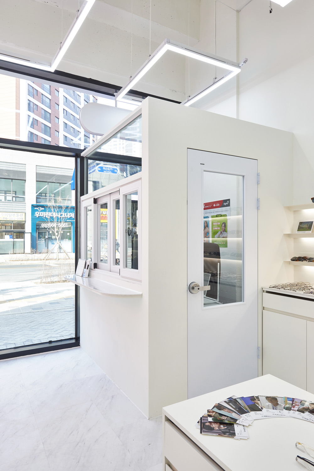 现代简约 14 平米眼镜店设计-14