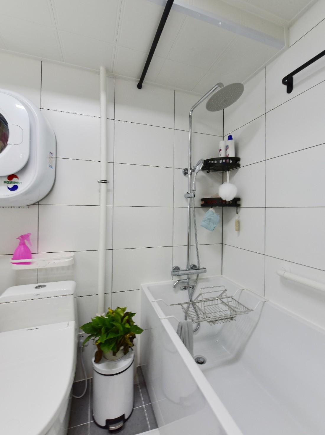 绿色皮质沙发打造小空间客厅，金属质感吊灯烘托餐厅气氛-36