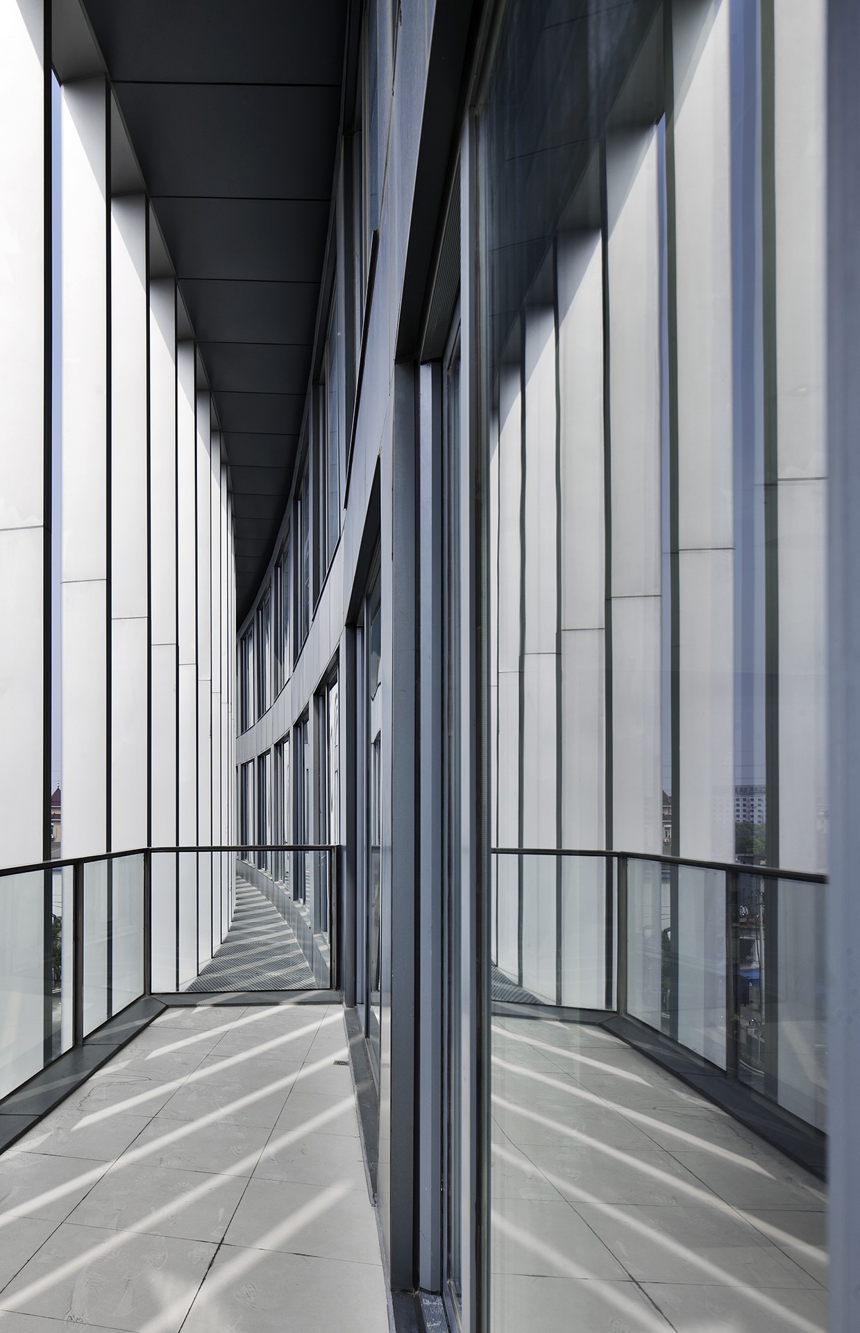 嘈杂基地环境下如何设计出清雅的办公空间？这个项目给你最好的答案-28