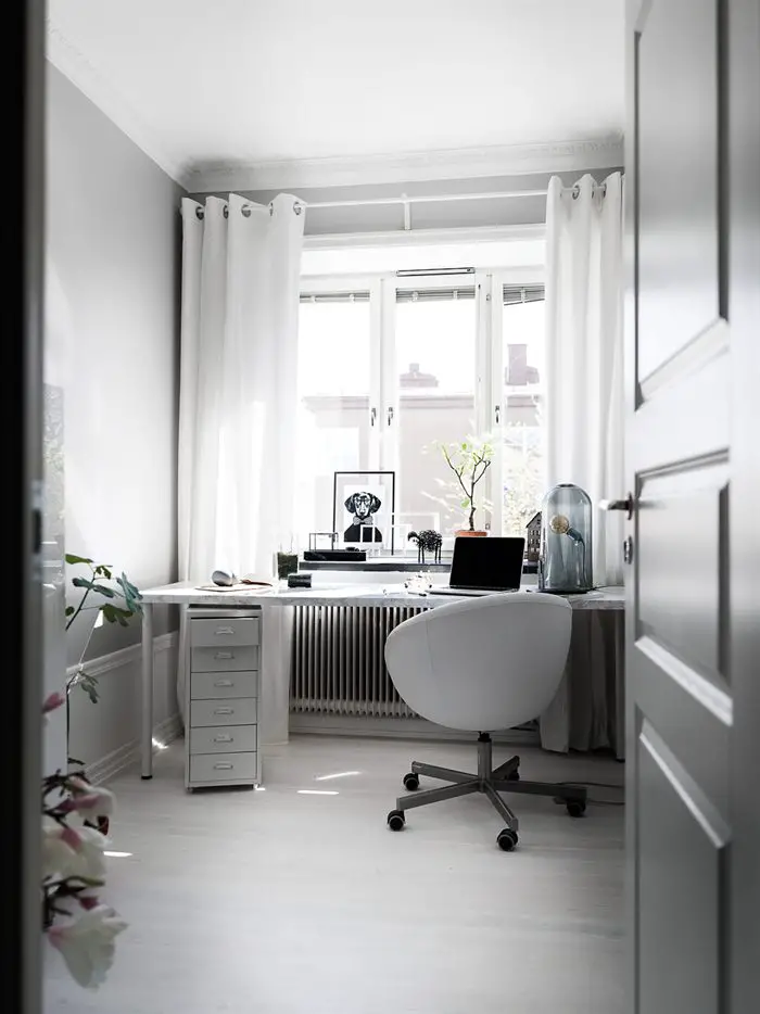 瑞典 1931 年老建筑中的红砖阁楼卧室-15