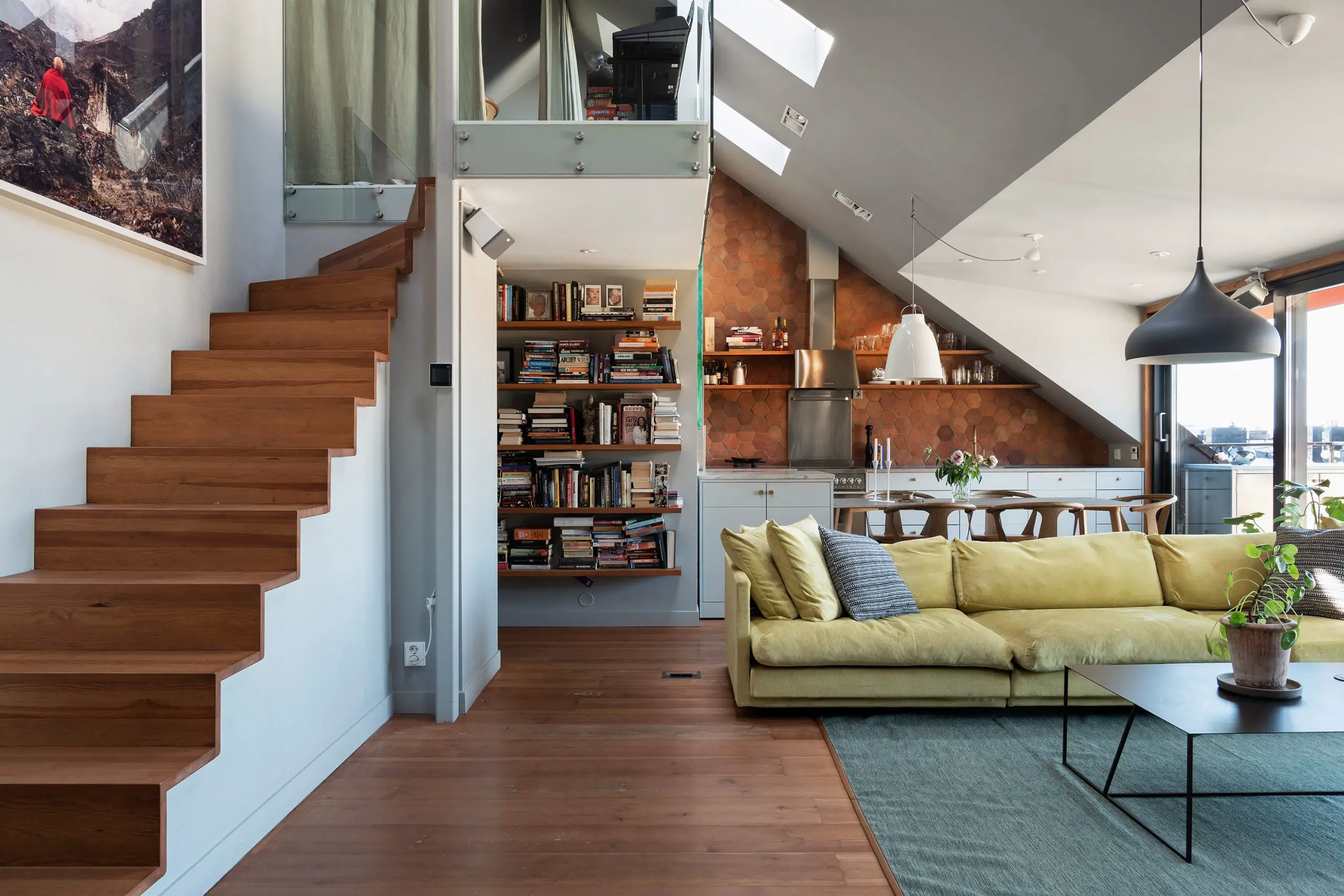 瑞典顶层公寓的玻璃阁楼办公室-1