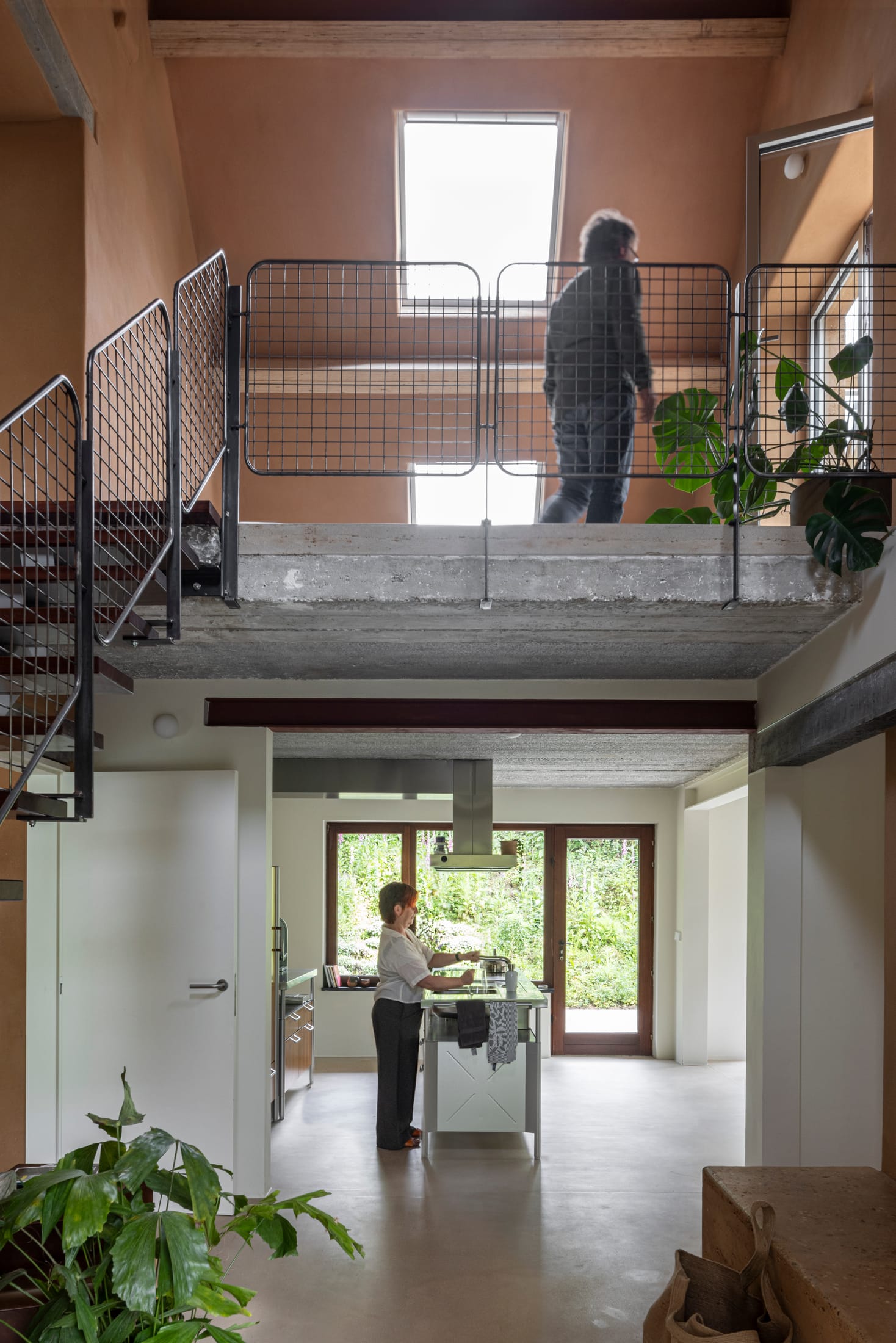 Hé Architectuur Transform 1990s Belgian Fermette with Rrammed Earth Walls and Winter Garden.-11