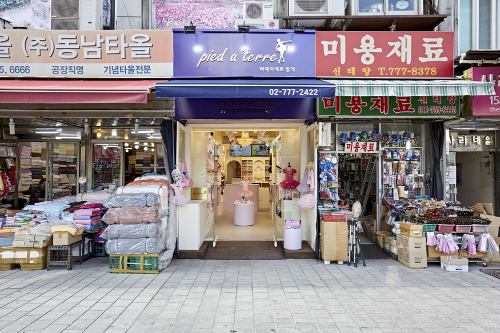 可爱六平米店铺，展现精致百货设计魅力-16