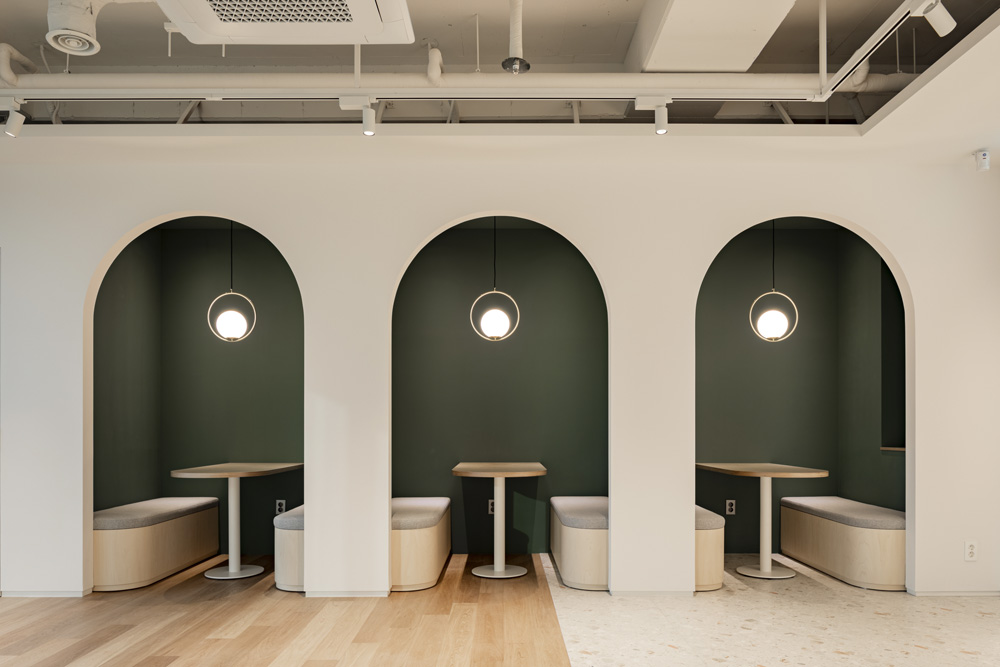 白色与木质的优雅融合 | 53 度商务办公室设计-6