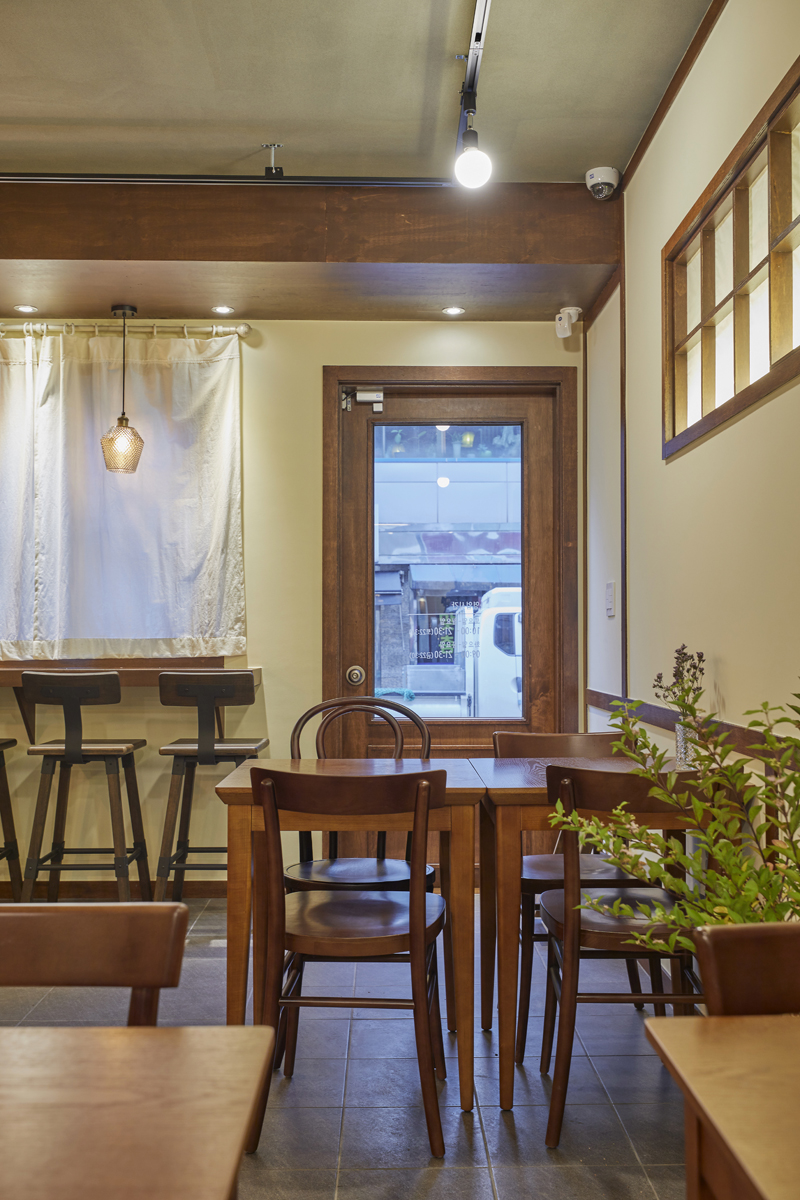 12 坪极简咖啡厅，温馨氛围中的白色与木质元素-9