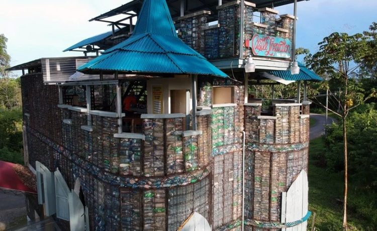 罗伯特·贝佐塑料瓶村庄-5