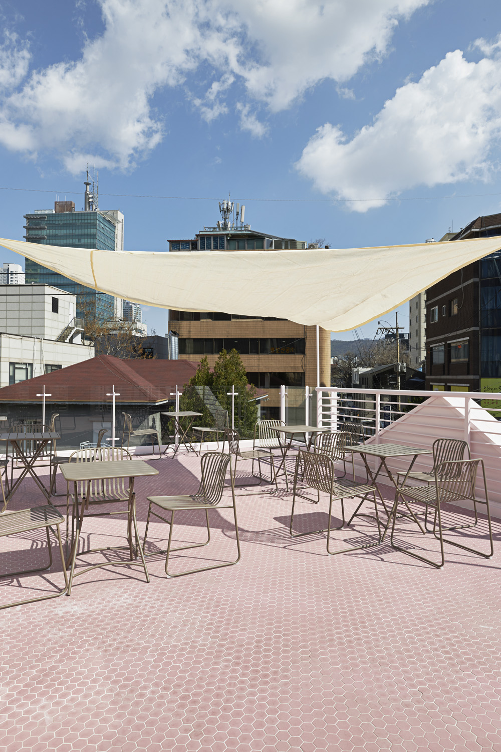 粉色调的 55 度果汁店 | 温馨与潮流的完美融合-2