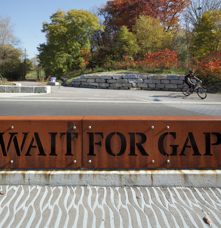 多伦多 Pottery Road 自行车与行人穿越通道-2