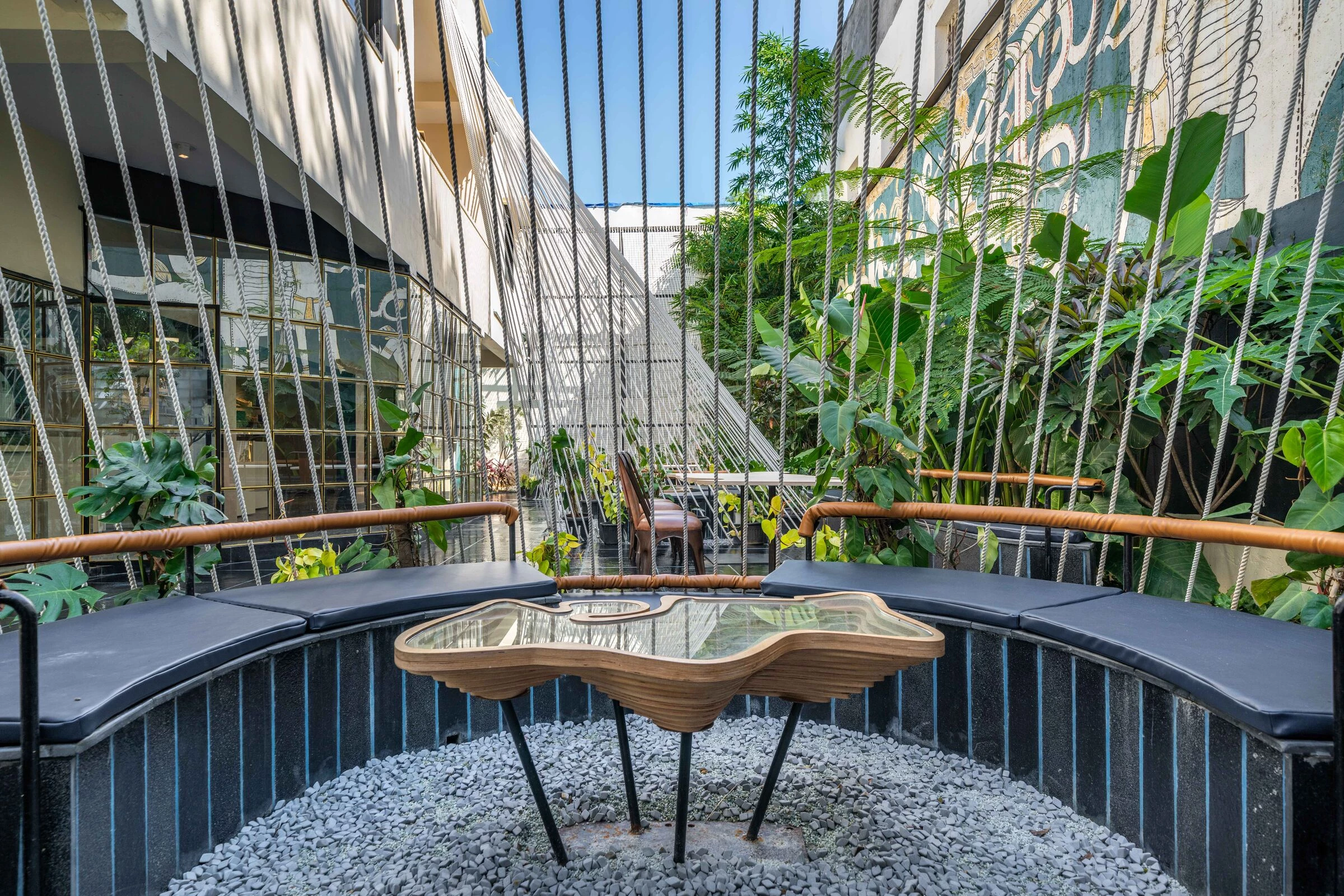 印度 Foncé巧克力工坊 · 4 walls design studio 的流动艺术空间-18