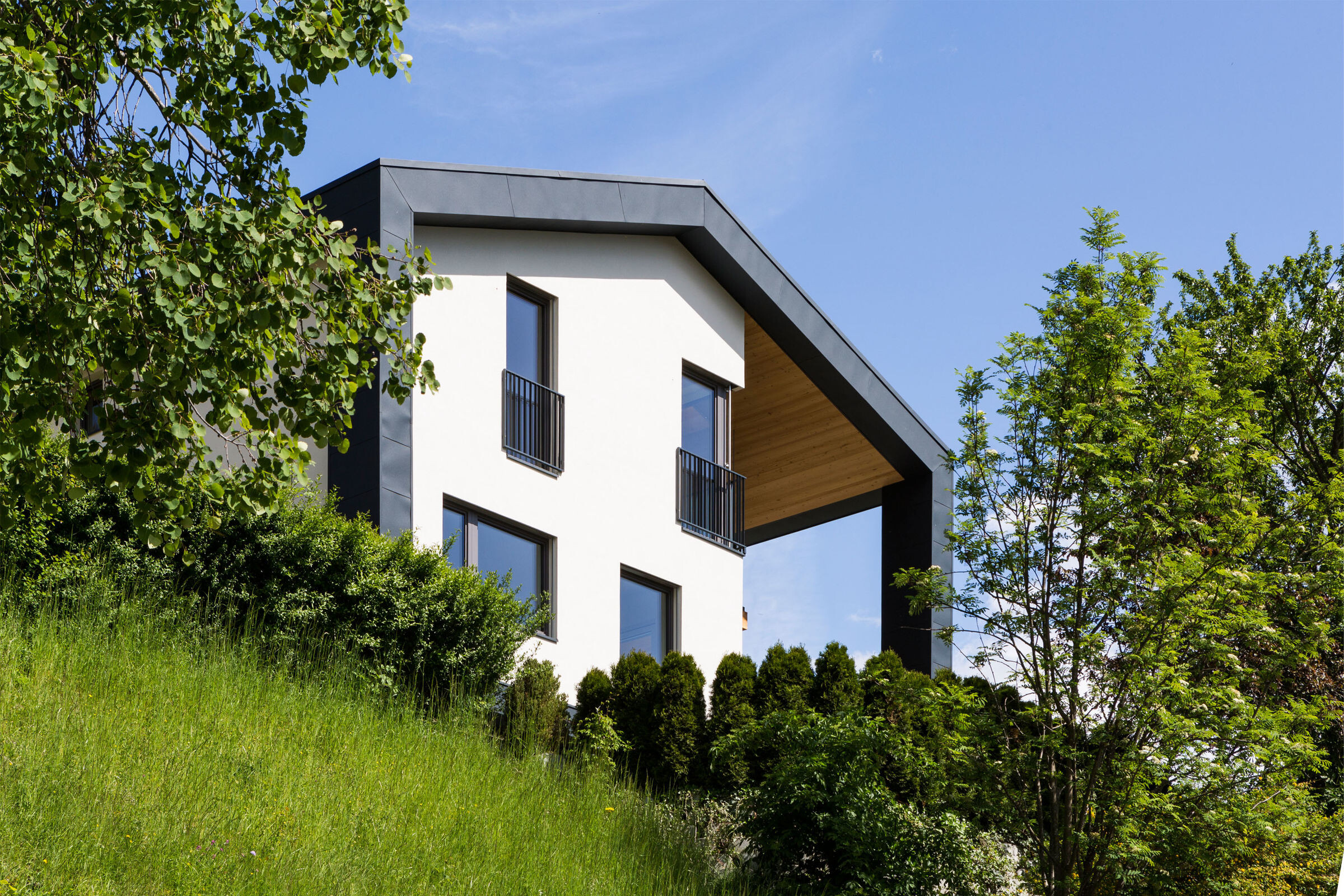 意大利双层别墅改造,木结构与南向露台打造舒适生活空间-11