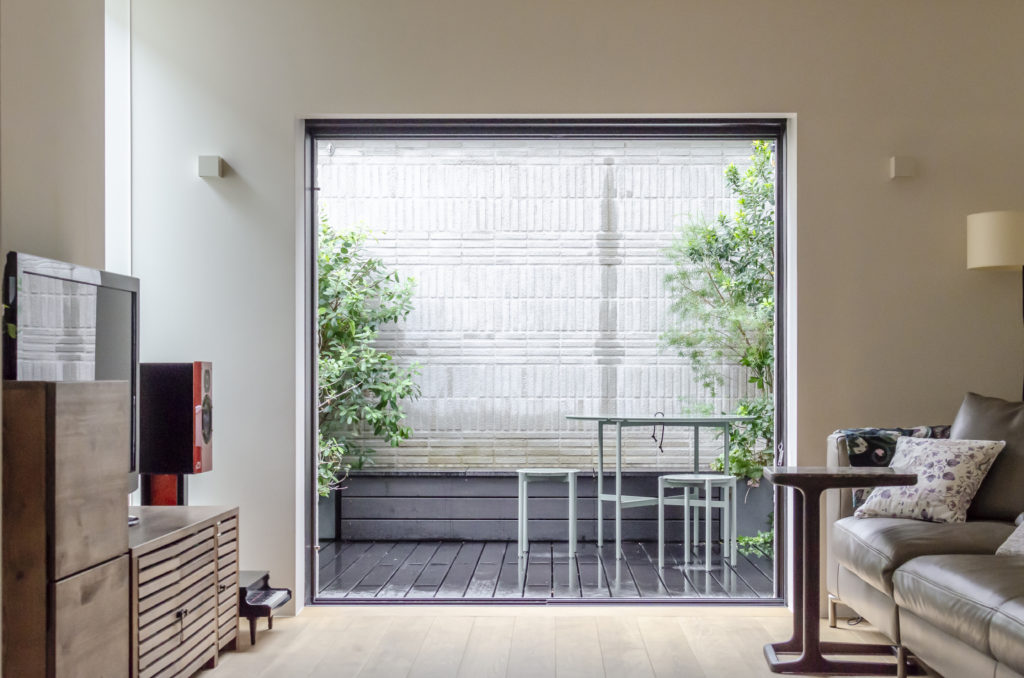 シックで落ち着きのある住空間建築と自然の力で生きる力が高まる | Style of Life | 100%LiFE-10