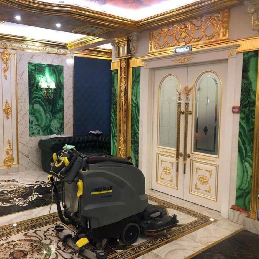 史上最壕小学!亿万土豪爆改母校,画风秒变皇宫!学生哭了,家长坐不住了......-51