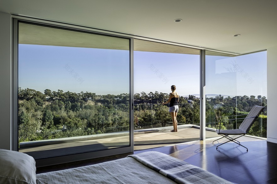 Pacific Palisades House Features Large Open Spaces-11