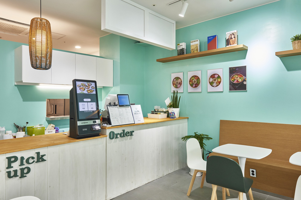 色彩斑斓的 20 平米咖啡厅 | 极简设计中的视觉冲击-9