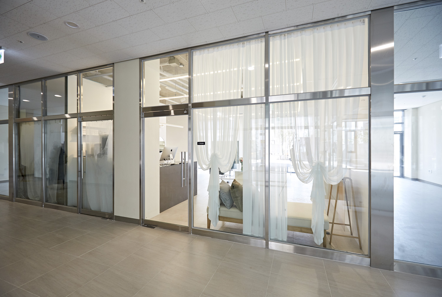 20 平米美妆店的现代风格设计-17