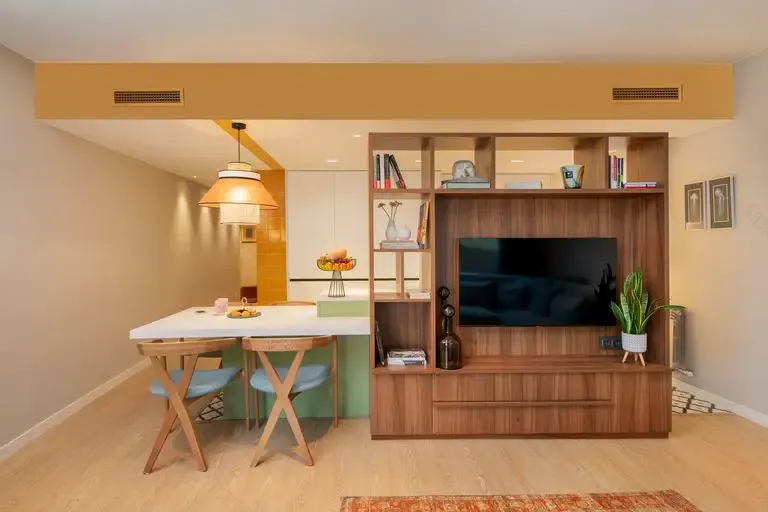 旋转家具打造开放式厨房,绿色与陶土色彩的巧妙运用-10