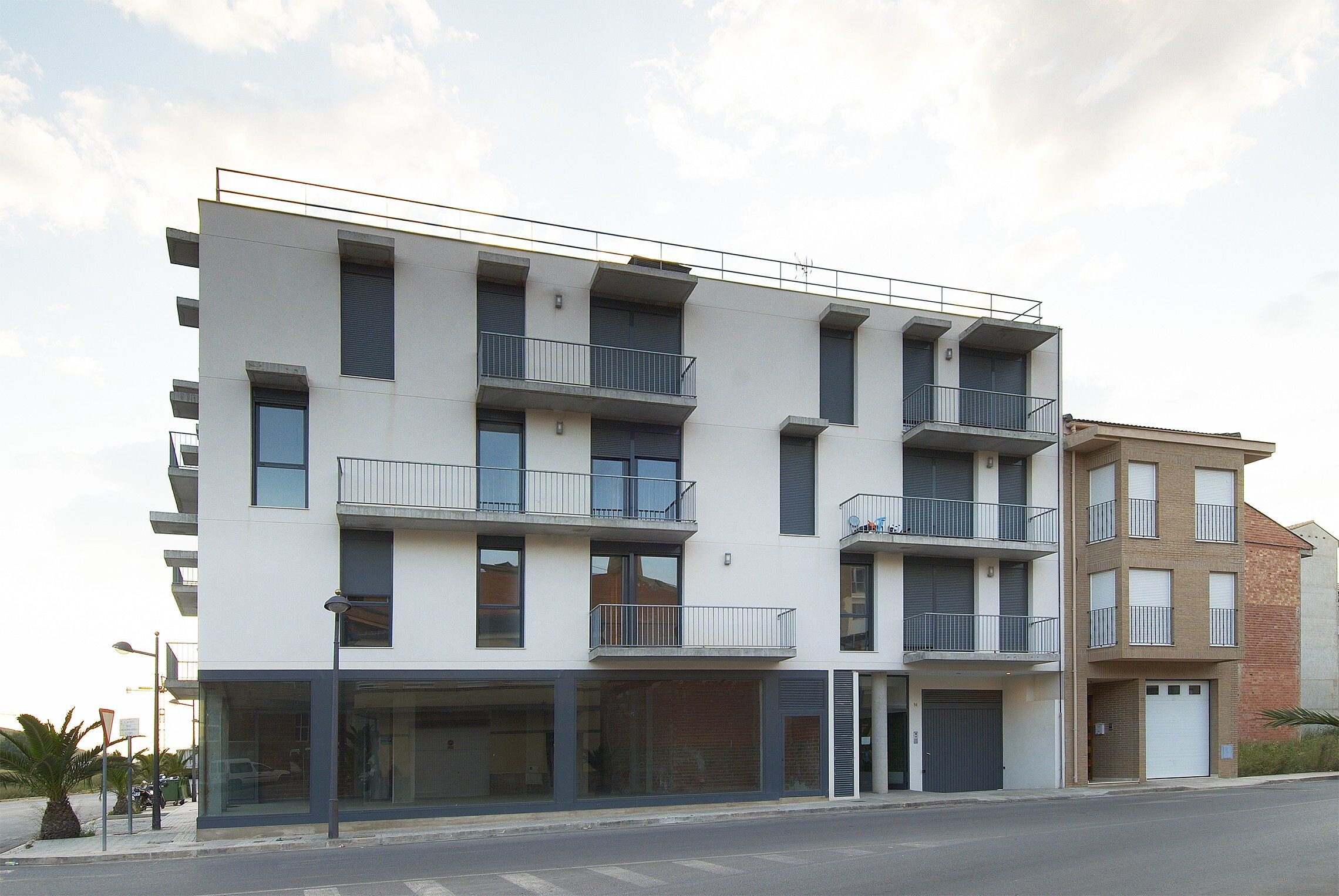 土砖与铝窗的现代融合——西班牙 Turís 镇 9 号公寓-12