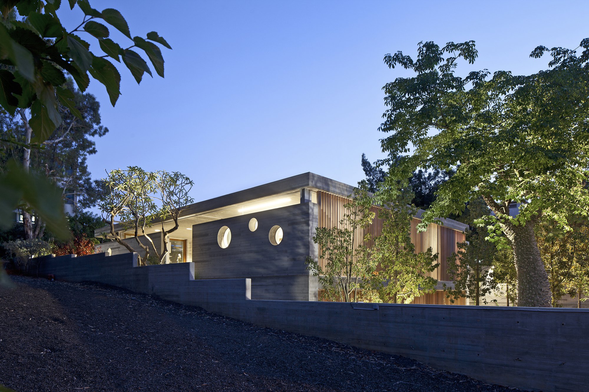 混凝土与原木的现代空灵别墅-27