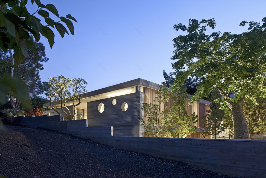 混凝土与原木的现代空灵别墅-27