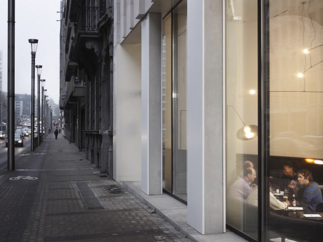 西经89°、北纬51°、东经4°

注：在英文中，W 代表 West（西经），N 代表 North（北纬），E 代表 East（东经） ，一般地理坐标表示经纬度度数时 ° 符号会省略，这里按规范添加符号进行符合中文表达习惯的翻译 丨比利时-38