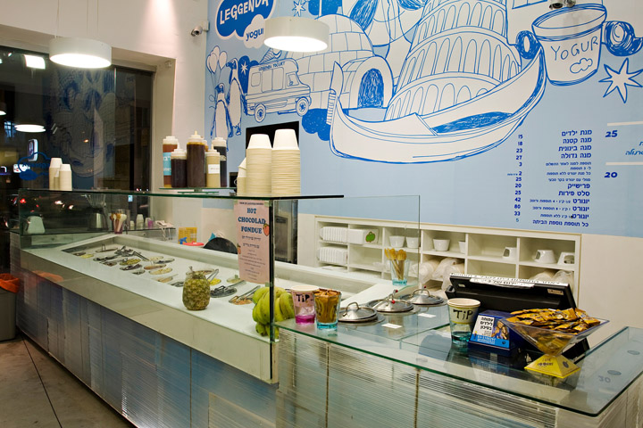 Интерьер пиццерии Bruno Casa Della Pizza с графикой на стене-16