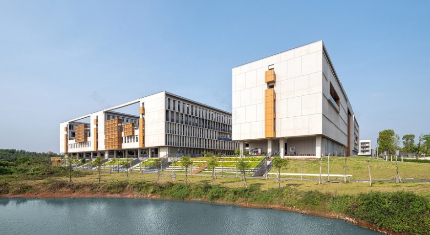 广东石油化工学院公共教学组团——依山傍水,打造生态校园-19