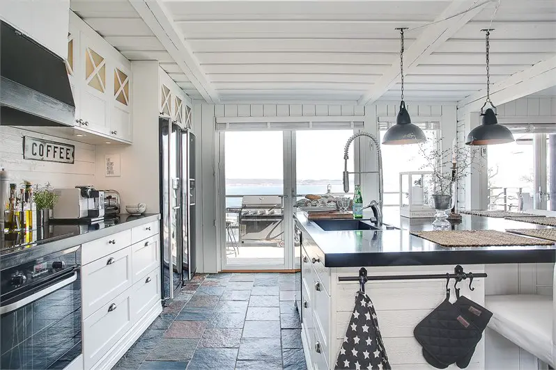 瑞典湖边百年老屋翻新，白色海洋风格度假屋-13