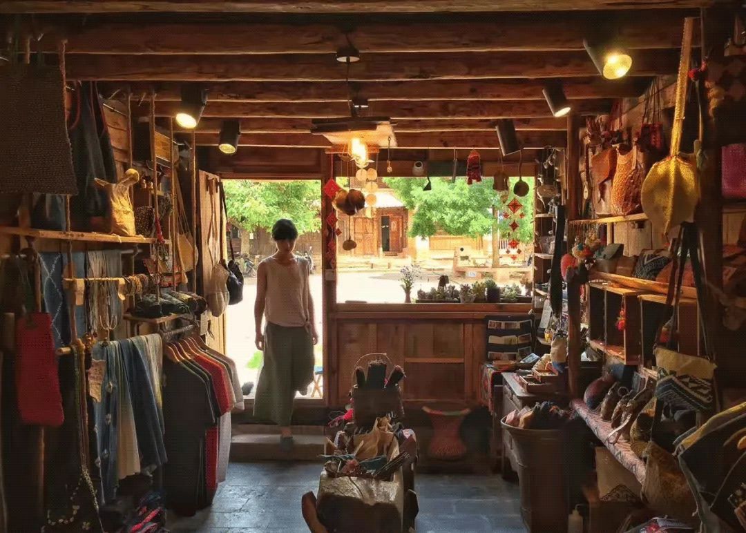 买不起房，小夫妻把牛棚改造成家，竟成300㎡大别墅还有150㎡花园菜地......-65