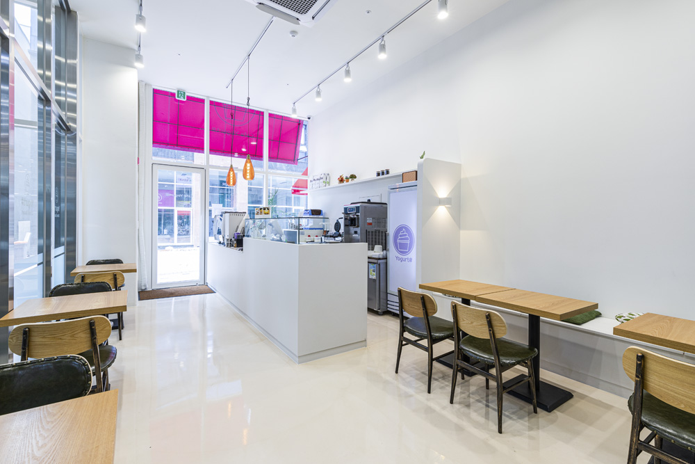 粉色点缀的 10 坪咖啡小店设计-4