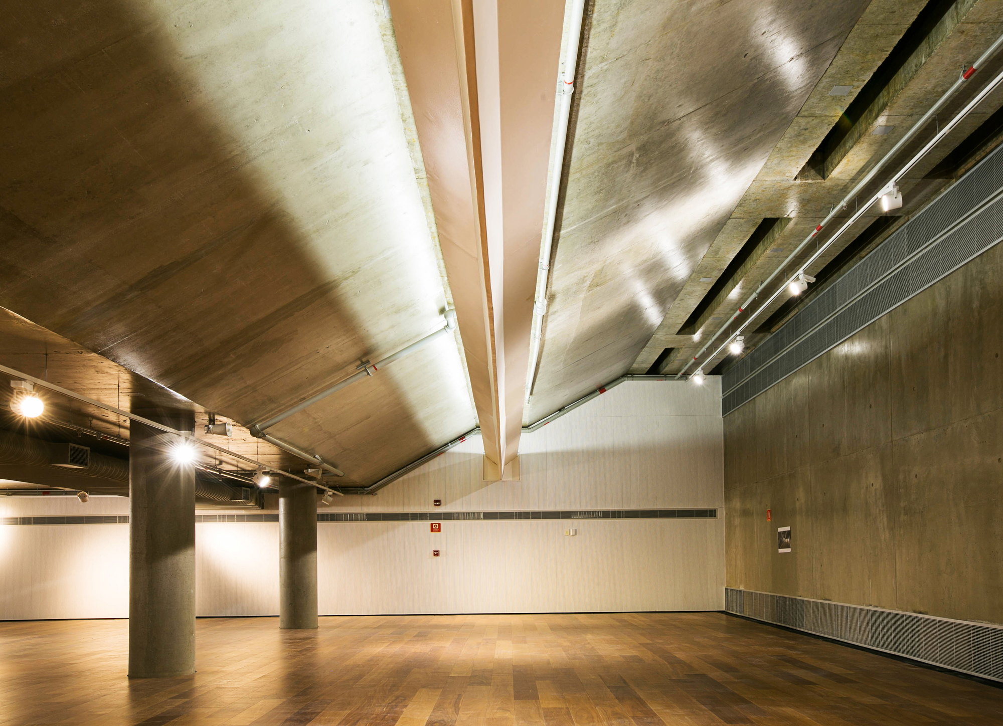 Porto Seguro Cultural Center / Yuri Vital-41