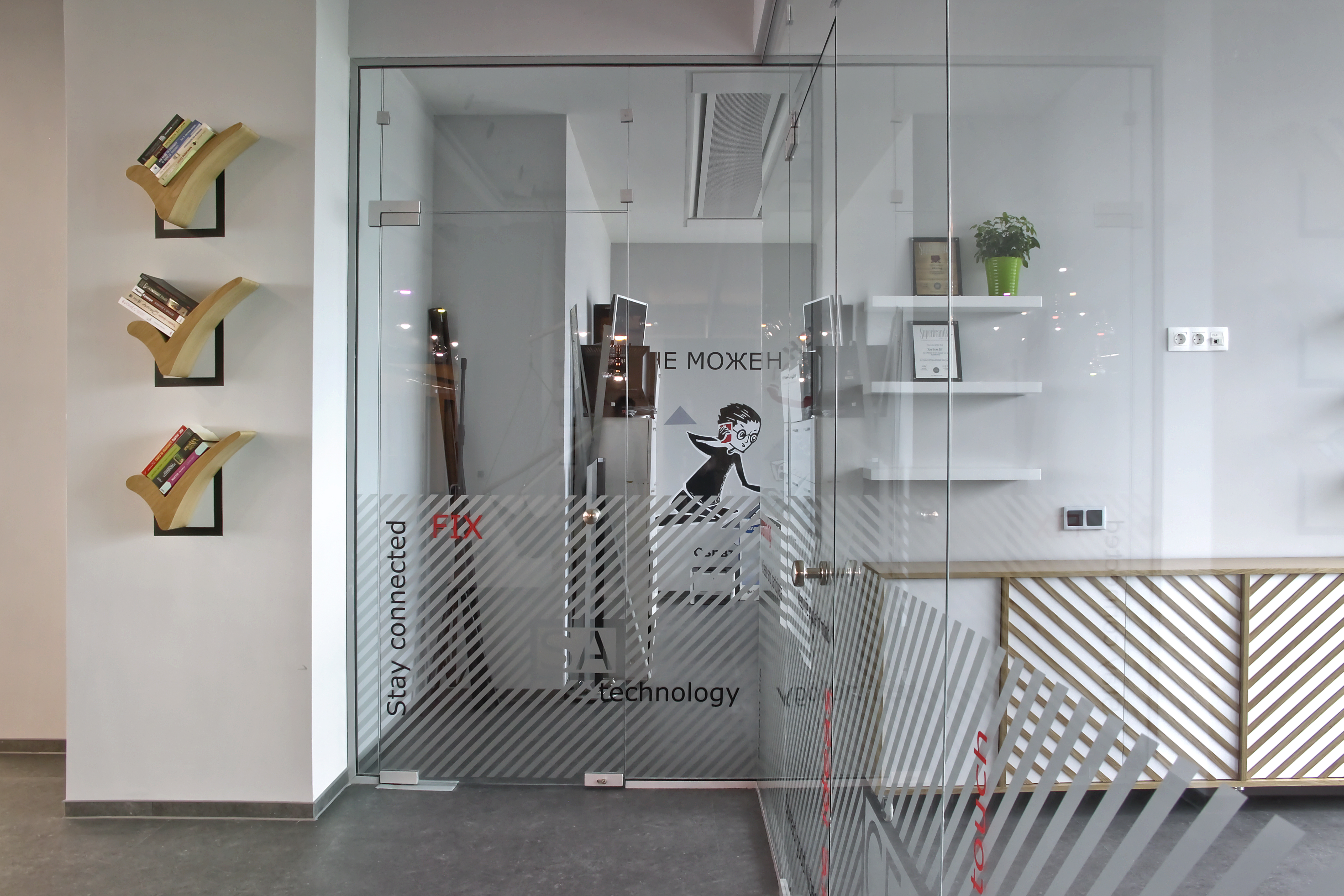 现代科技融入的灰色空间-7