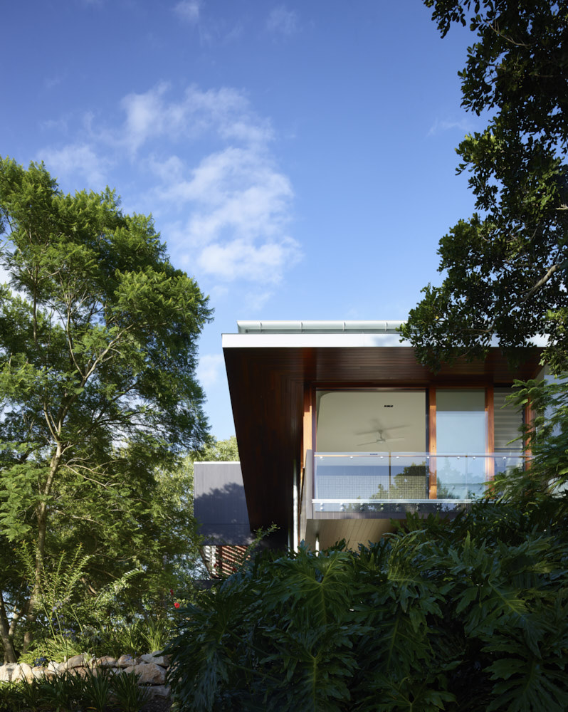 鹿 hurst 别墅 | 现代主义倾向的透明与坚实之作-8