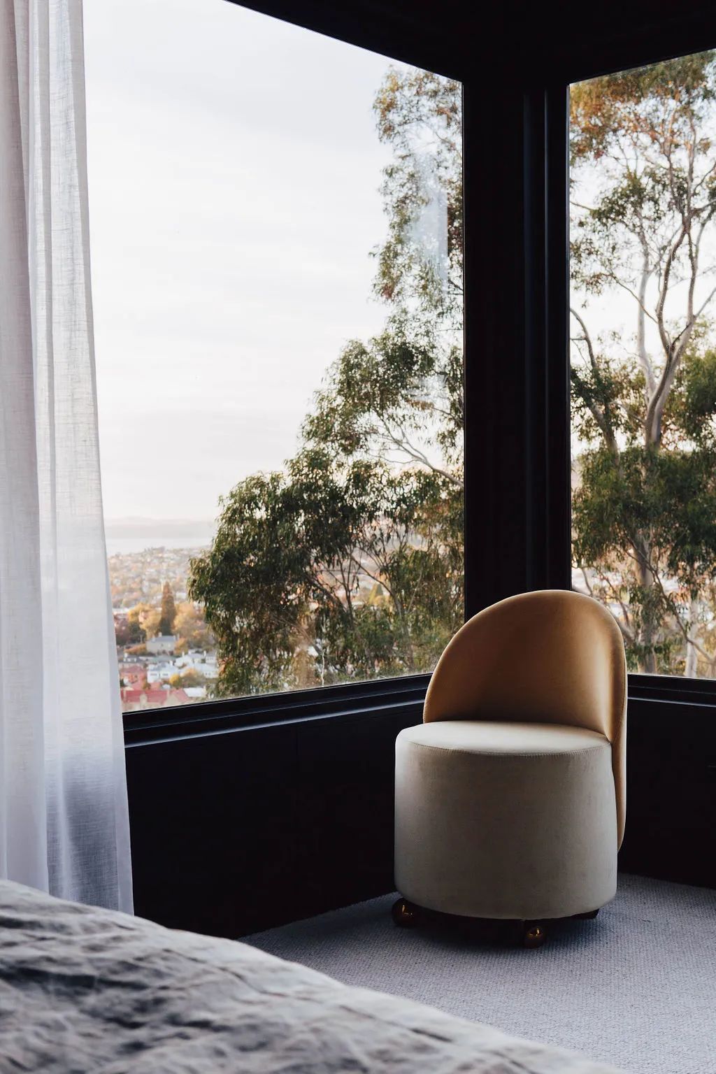 暗黑系别墅 · 光与影的协奏曲丨澳大利亚霍巴特丨Hearth 室内建筑和设计工作室-20