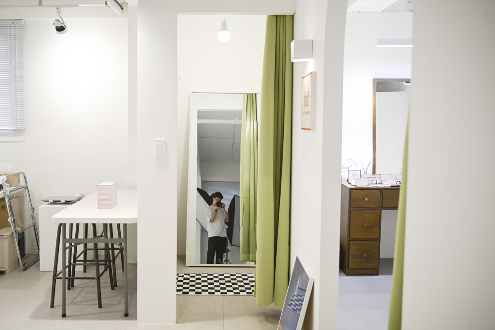 白色极简 30 平米摄影展馆设计-12