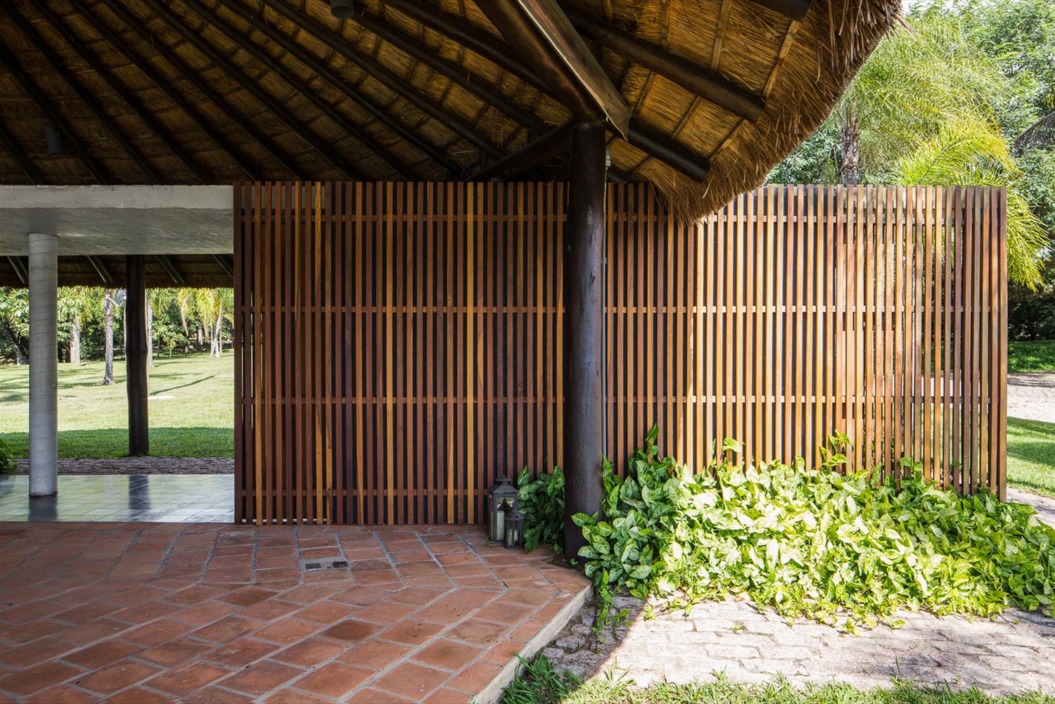 巴西乡村湖畔的半开放式休闲亭设计-10