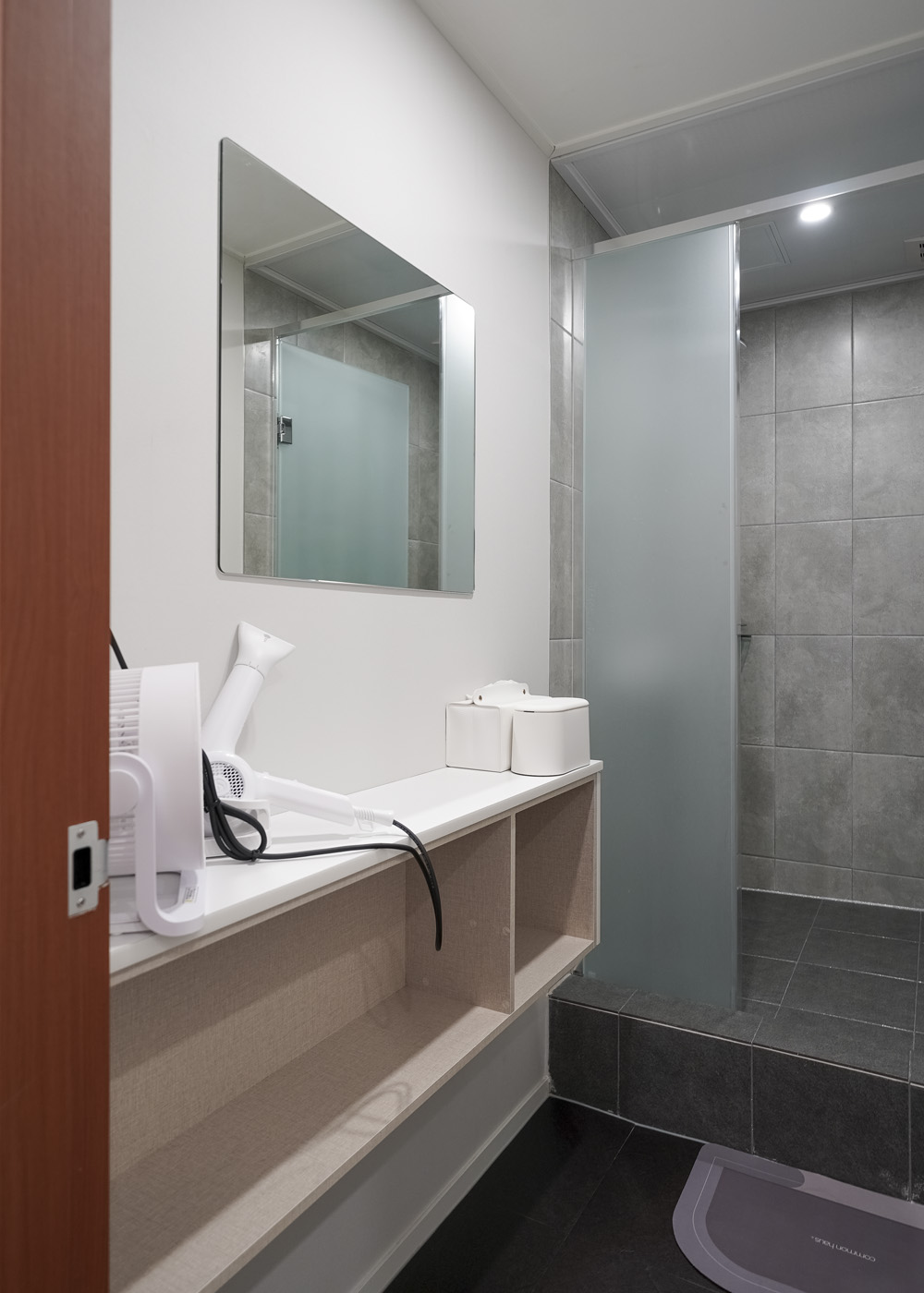 黑色与橙色的碰撞 | 49 平米迷你公寓的惊艳设计-22