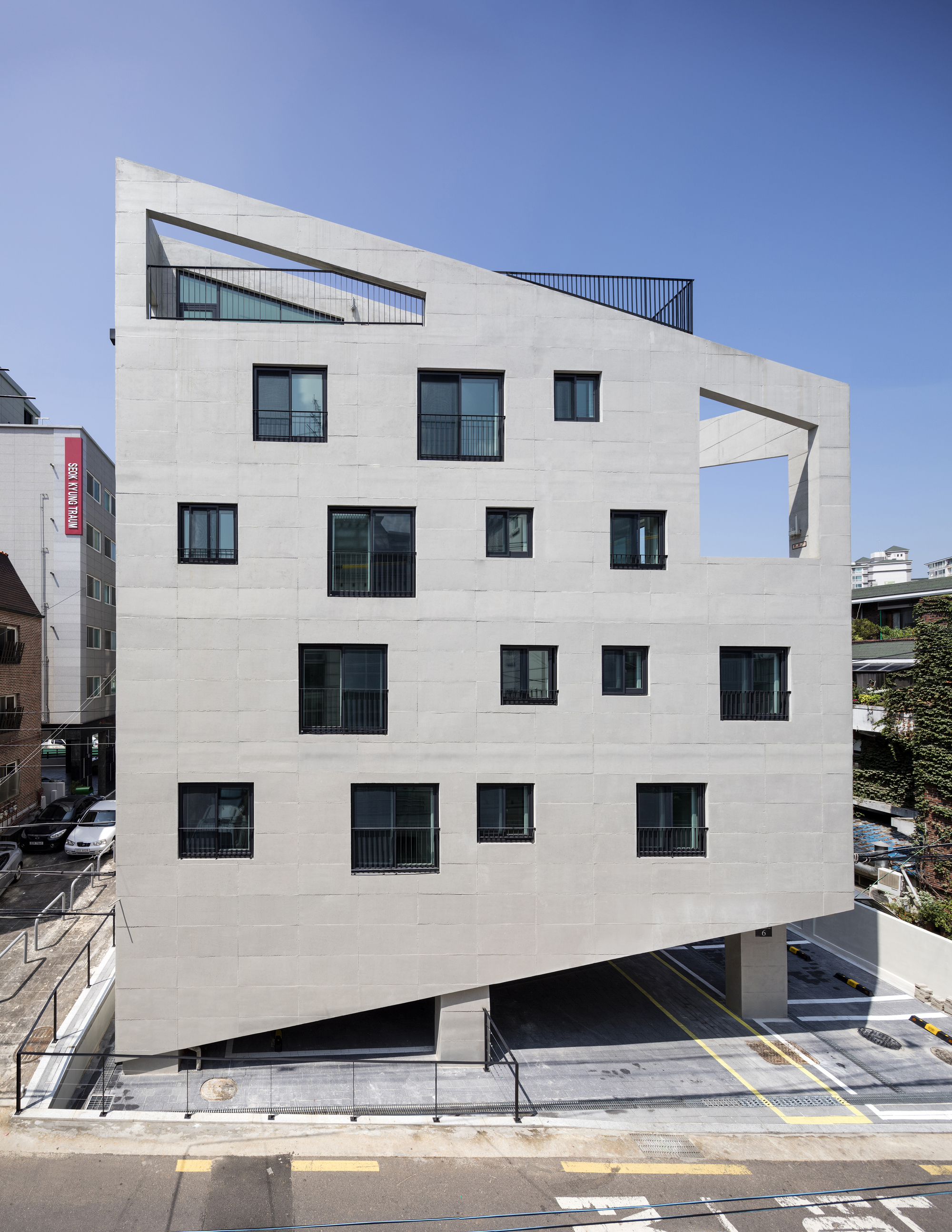 Bracing House / Atelier Jun-10