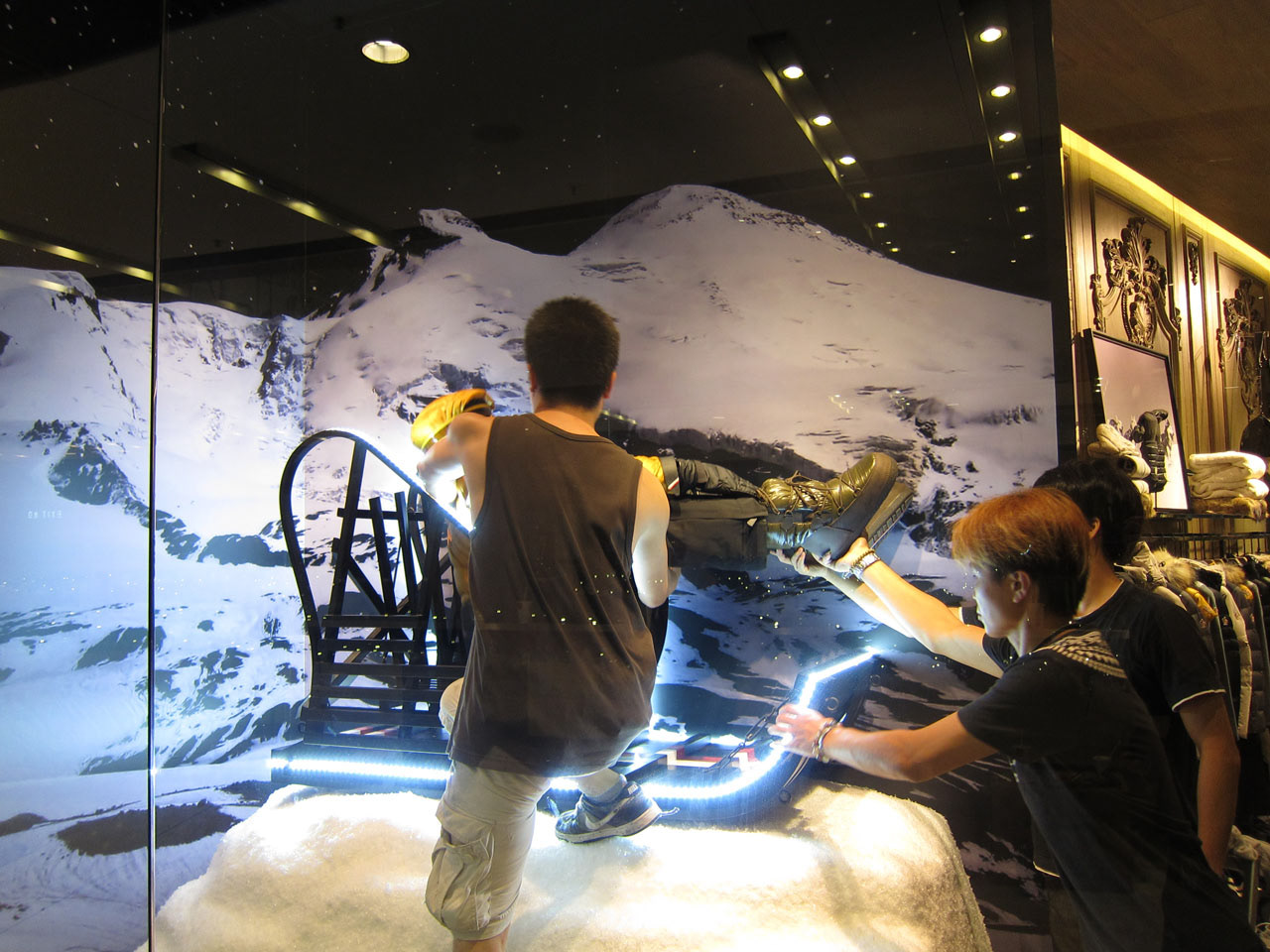 盟可睐 2011 秋冬狗拉雪橇橱窗-4