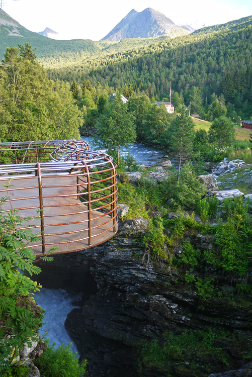 景区悬挑在悬崖上的桥-19