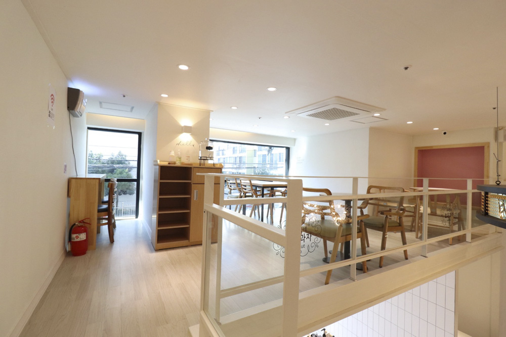 40 平釜山复式咖啡厅的间接照明设计-7