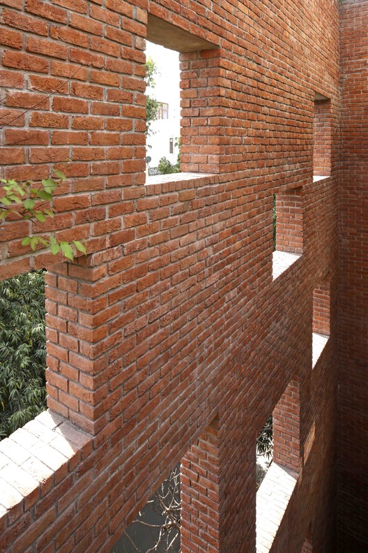 砖墙面纱 · 新德里拥挤社区中的宁静绿洲-14