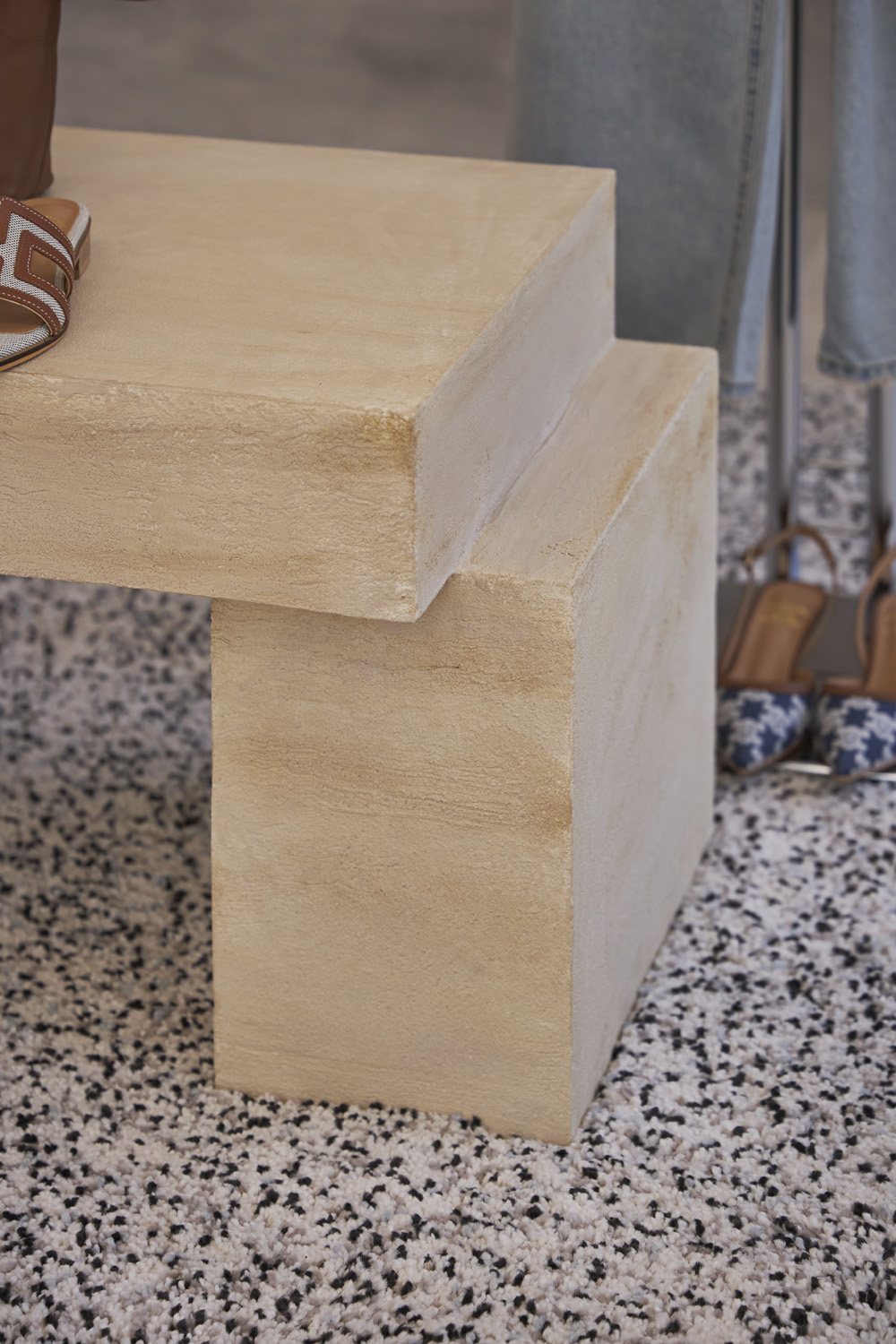 白色与木色的极简时尚 | 10 坪服饰店的感性设计-9