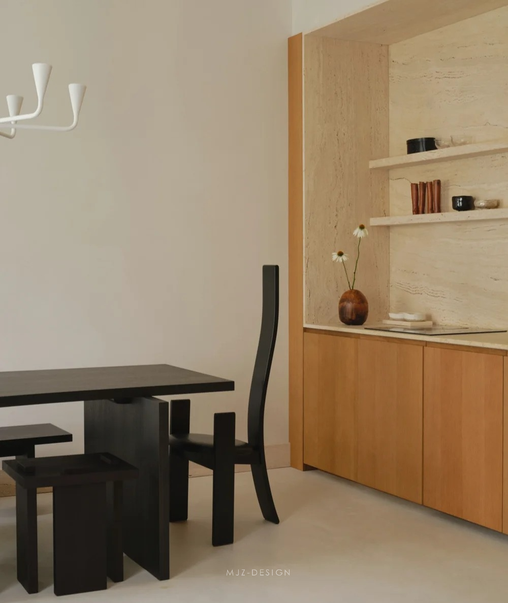 标题68
注:TITUL可能是TÍTULO(西班牙语标题、题目)的拼写错误,按照常见理解进行了翻译 丨俄罗斯莫斯科丨QUADRO ROOM-17