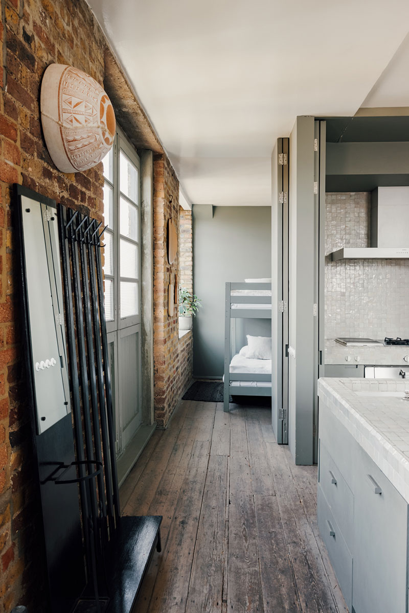 伦敦百年仓库改造的时尚吊床公寓-12