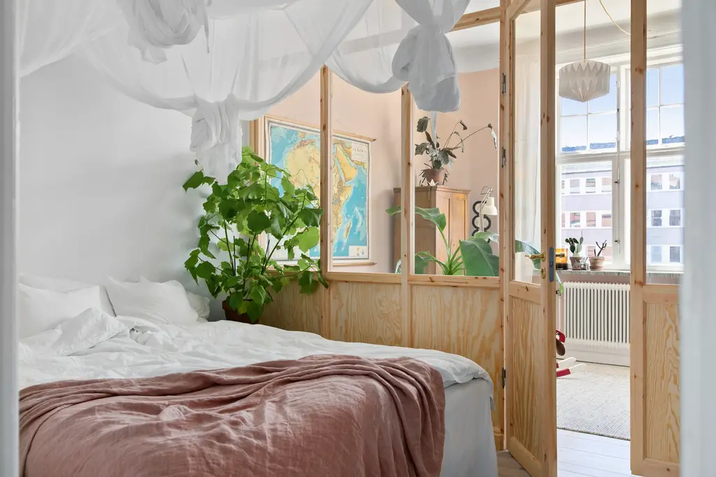 瑞典小公寓打造婴儿房，木质隔墙营造宁静空间-10