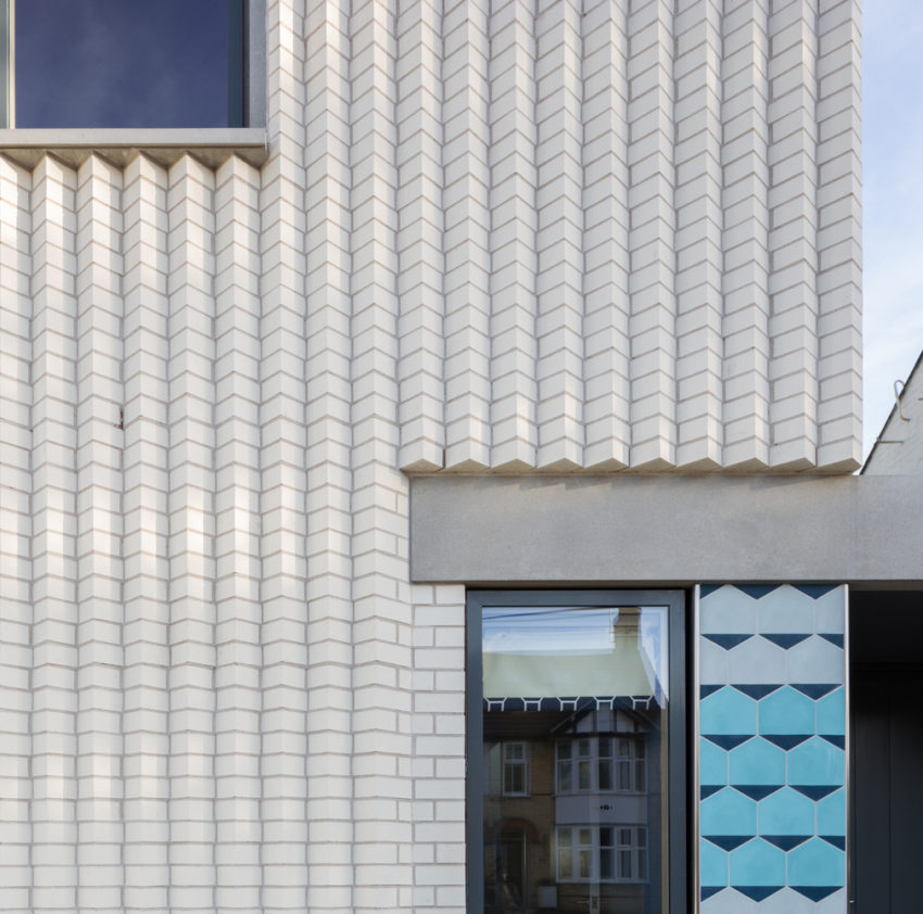 Mole Architects turn old, Edwardian British garage into contemporary, energy efficient dwelling called Fijal House 鼹鼠建筑师变老，爱德华时代的英国车库变成了当代的节能住宅，叫做菲贾尔住宅(FijalHouse)。-11