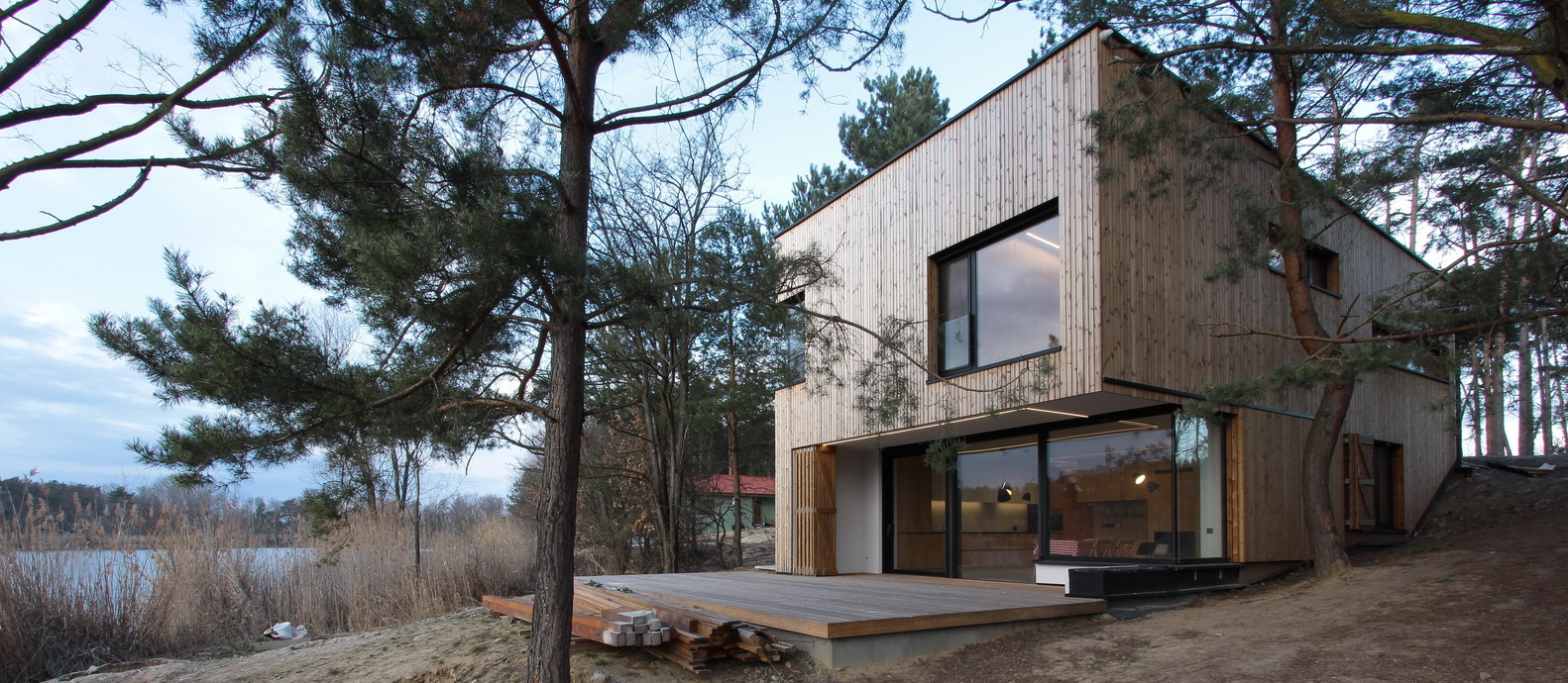 嵌入林地的周末别墅-26